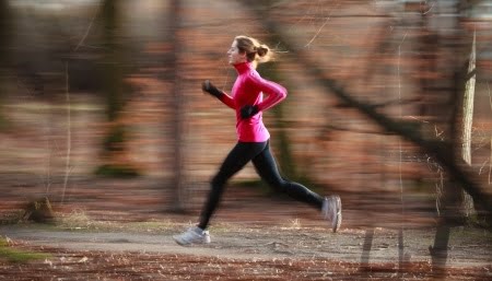 Joggerin im Wald